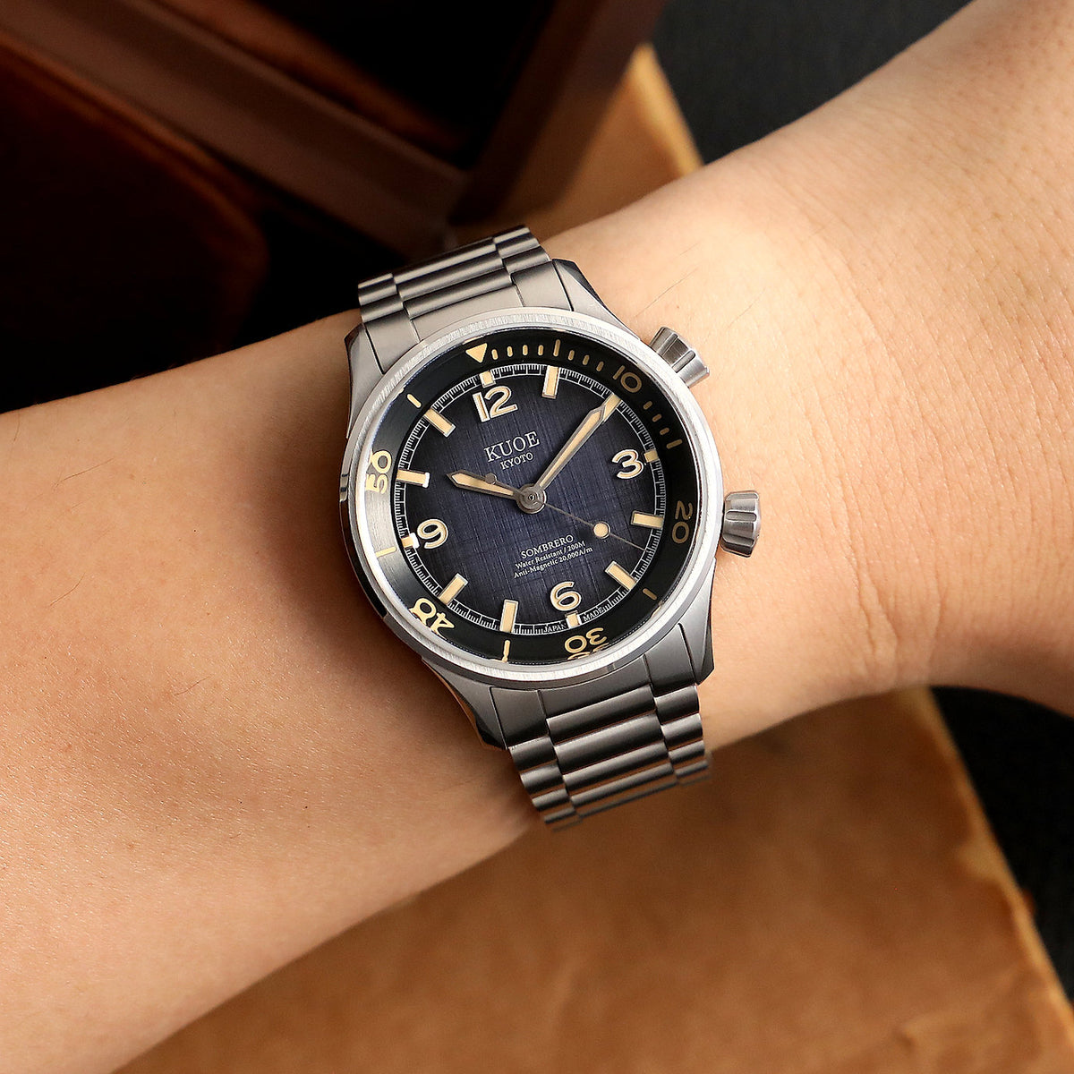 SOMBRERO 90-011, Gradient Navy, Linen Textured Dial