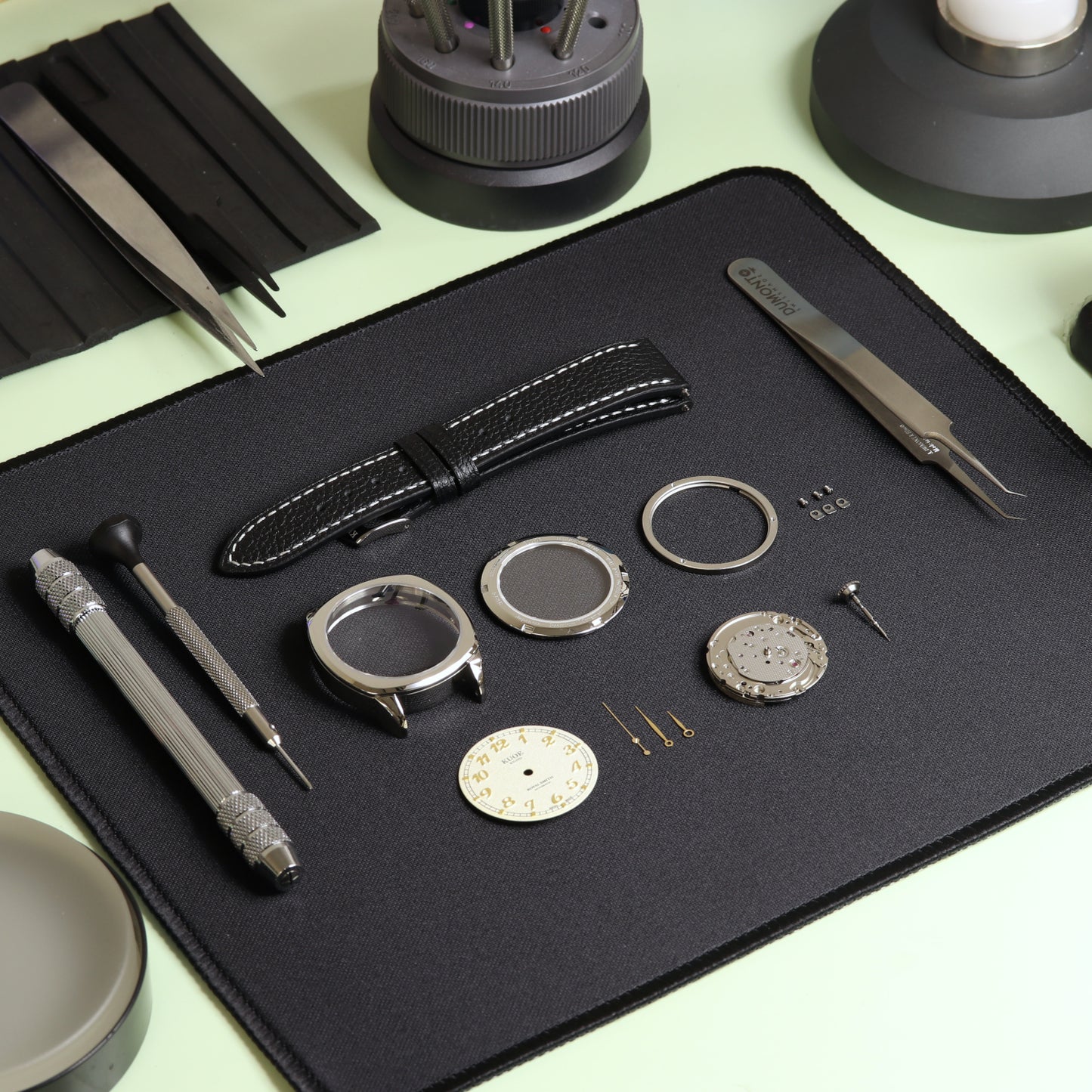 ROYAL SMITH 90-008 Silver case with silver indices dial