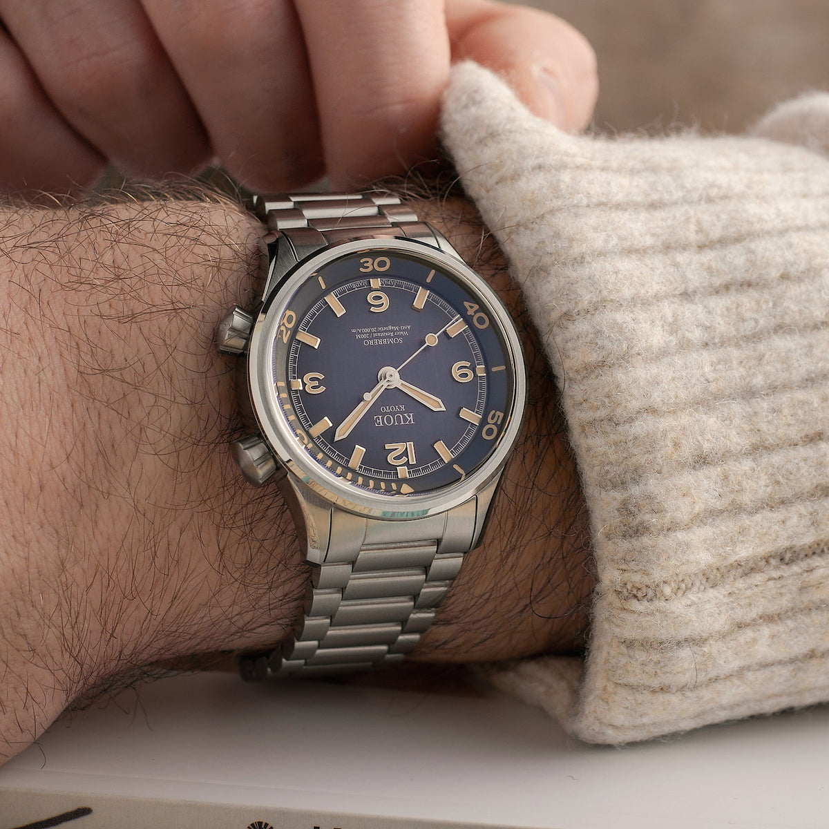 SOMBRERO 90-011, Gradient Navy, Linen Textured Dial